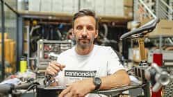Manuel Fumic mit Cannondale Factory Racing T-Shirt  im CFR Headquarter in Wernau bei Stuttgart.