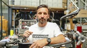 Manuel Fumic mit Cannondale Factory Racing T-Shirt  im CFR Headquarter in Wernau bei Stuttgart.