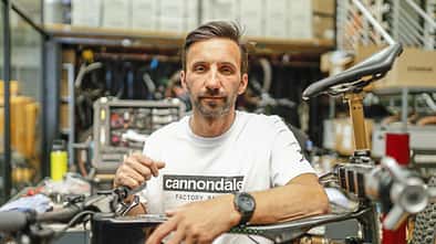 Manuel Fumic mit Cannondale Factory Racing T-Shirt  im CFR Headquarter in Wernau bei Stuttgart.
