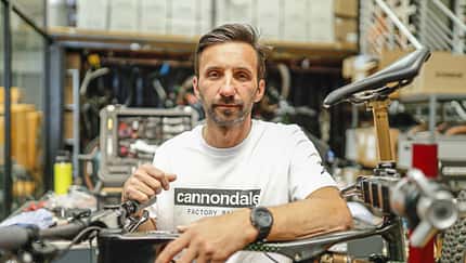 Manuel Fumic mit Cannondale Factory Racing T-Shirt  im CFR Headquarter in Wernau bei Stuttgart.