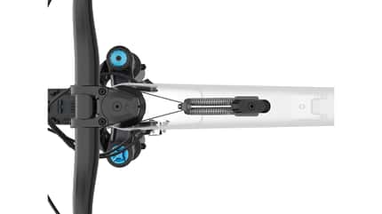 Canyon K.I.S., Keep It Stable, Lenkungsstabilisierung, Lenkungsdämpfer, Toprohr-Integration, Federmechanismus, Einstellmechanismus, Mountainbike-Lenkung, Schnittdarstellung, Fahrradtechnik Die technische Darstellung zeigt das K.I.S. (Keep It Stable) Lenkungsstabilisierungssystem in der Einstellung „weak“, wie es im Oberrohr eines Mountainbikes integriert ist. Durch das transparente Toprohr sind zwei parallel geführte Federn sowie die Einstelleinheit sichtbar, die über den Steuerbereich mit dem Lenksystem gekoppelt ist. Oberseite mit Lenker, Vorbau und Gabelkrone dient als Kontext für die Position der Mechanik.
