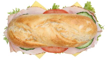Sub deli Sandwich, Baguette, Schinken, Käse, Tomate, Gurke, Salat, Weißbrot, Snack, Frühstück Sub deli Sandwich-Baguette mit Schinken, Käse, Tomaten, Gurken und Salat, von oben auf weißem Hintergrund fotografiert.