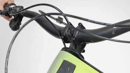 Fahrradlenker, Vorbau, Kabelverlegung, Fahrradtechnik, Steuerrohr, Mountainbike, E-Bike, Lenkerklemmung, Detailaufnahme Detailaufnahme des Lenkers und Vorbaus eines Fahrrads, Fokus auf Kabelverlegung und Steuerrohr.