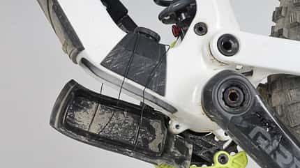 Fahrradrahmen, Fully, Mountainbike, Dämpfer, Kurbelgarnitur, Unterrohrfach, Federung, Schmutzschutz, MTB-Technik Detailaufnahme eines Fahrradrahmens mit Dämpfer, Kurbel und geöffnetem Unterrohrfach. Modell und Marke aus Dateiname nicht ersichtlich.