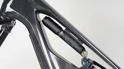 Fahrradrahmen, RockShox, Federbein, Hinterbaudämpfer, Mountainbike, Fahrradtechnik, Carbonrahmen, Fully, Dämpfungssystem Detailaufnahme eines Fahrradrahmens mit RockShox-Federbein und integriertem Dämpfer.