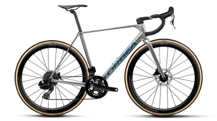 Orbea Orca Record 13, Orbea Orca, Rennrad, Carbonrahmen, Scheibenbremse, Aero-Laufräder, 13-fach Antrieb, Dropbar-Lenker, Straßenrad, Produktfotografie Das Foto zeigt das Rennrad Orbea Orca Record 13 in kompletter Seitenansicht. Sichtbar sind ein Carbonrahmen mit Dropbar-Lenker, Scheibenbremsen und tiefe Carbonlaufräder; das Rad ist freigestellt vor weißem Hintergrund aufgenommen. Die Bezeichnung „Record 13“ weist auf eine 13‑fach Schaltgruppe hin.