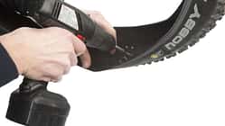 MB 2011 Know How Spikereifen 3_Schrauben-reindrehen (jpg)