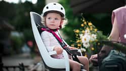 Kindertransport Fahrrad I Kindersitz I Kleinkind im Fahrrad-Kindersitz hinten