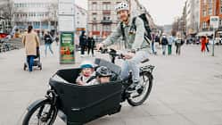 E-Lastenrad I Test Riese und Müller Packster 70 Vario I Fahrbild Mann mit zwei Kindern - Familien-Lastenrad