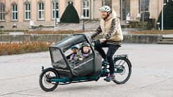 E-Lastenrad I Test Kettler Cargoline 5 800 I Mann mit 2 Kindern im Kindersitz