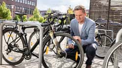 Versicherungsschutz I Fahrrad- und E-Bike I Fahrrad am Radständer