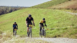 Bergamont,KOMBerlin,Pressefotos,Gravel,Everesting, 3 Fahrer am Anstieg

