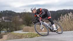ROADBIKE-Redakteur Moritz Pfeiffer auf einem Focus Izalco Max
