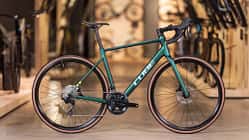 Cube Attain SLX,2025,Rennrad,Seitenansicht,heller Hintergrund