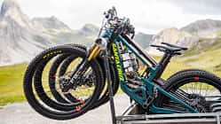 Die vierte Generation des Santa Cruz Hightower steht mit Carbon-Rahmen und 29-Zoll-Laufrädern auf dem Trail.