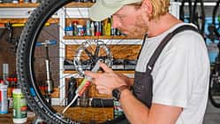 Mountainbike Tubeless umruesten Dichtmilch in den Mantel spitzen
