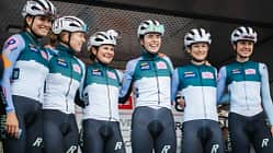 Das Team MAxx-Solar Rose Women Racing bei einer Teampräsentation