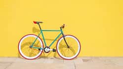 Buntes Fahrrad vor knallgelber Wand 