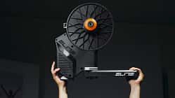 Elite Rivo mit Zwift Cog and Click,Rollentrainer,in der Luft haltend Elite Rivo mit Zwift Cog and Click,Rollentrainer,in der Luft haltend