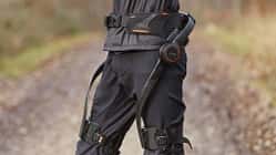 Über zwei Carbon-Stäbe sind die Beine mit den Motoren am Hüft-Gurt verbunden