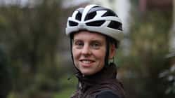 Portrait einer Radfahrerin, die den Rudy Rebel Helm trägt. 