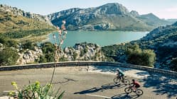 Radfahrer auf einer idyllischen Küstenstraße