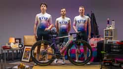 Willier Triestina, Gravel-Team The Grip,das Team vor Couch