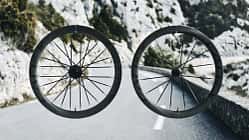 Cadex 50 MAX, Laufradsatz,Straße als Hintergrund