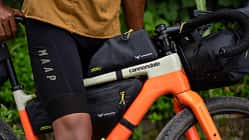 Apidura Expidition Serie 2026,Bikepacking,Gravelbike,Action,Set am Rad