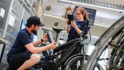 Zwei Mitarbeitende von Rebike in der Werkstatt.