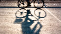 Schatten eines Radfahrers auf dem Asphalt. 