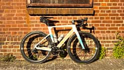 Storck Zeitjaeger 47 R Platinum,ROADBIKE Test,Seitenansicht vor Mauer im Sonnenschein