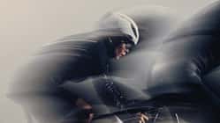 Assos of Switzerland,Regenjacke,HYDRA - Equipe R Women’s Rain Jacket,Fahrerin seitlich vor Fahrer