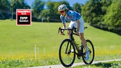Radfahrerin im sportlichen Antritt auf der BMC Roadmachine mit Komfort Testsiegel von ROADBIKE.