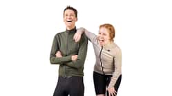 2 Models in beigefarbener Sportful Fiandre Shift Jacket und dem grünen Santini Trikot.