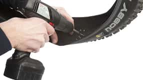 MB 2011 Know How Spikereifen 3_Schrauben-reindrehen (jpg)