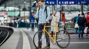 Mit Fahrrad auf dem Bahnsteig