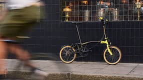 Brompton x Tour de France,Sondermodelle,Faltrad,an Wand anlehnend