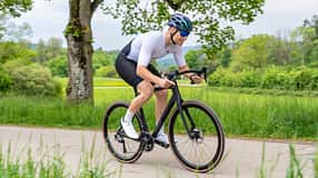 Rose Reveal Ultegra Di2,Rennrad,ROADBIKE,Action mit lachendem Fahrer