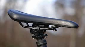 Befestigt wird der Seatswitch anstelle einer herkömmlichen Sattelklemmung, der Umbau gelingt problemlos.