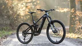 Das Bild zeigt ein vollgefedertes Mountainbike der Marke Giant auf einem Waldweg bei Weinstadt. Das Fahrrad ist seitlich fotografiert und steht frei auf dem Weg, umgeben von herbstlicher Waldkulisse.