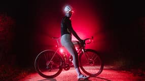 Quirk Cycles Mamtor,Rennrad,rotes Licht,Rennradfahrerin