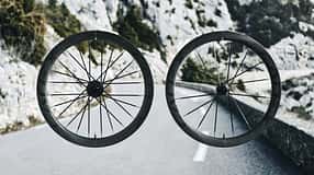 Cadex 50 MAX, Laufradsatz,Straße als Hintergrund