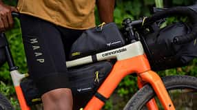 Apidura Expidition Serie 2026,Bikepacking,Gravelbike,Action,Set am Rad
