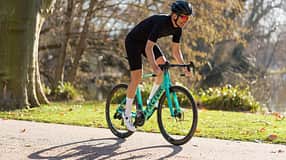 Factor Monza,Rennrad,ROADBIKE Test,Actionfoto von links kommend