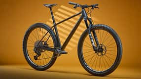 BikeAhead The Frame 02 Mountainbike vor orangefarbenem Hintergrund, Studiobeleuchtung, Komplettansicht seitlich.