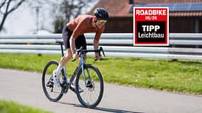 ROADBIKE Test,Ginat TCR Advanced Pro 1,Testsiegel auf Actionfoto