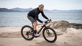Orbea Terra M20iTeam,Gravelbike,Test,Actionfoto,schräg ankommend an Küste,Meer