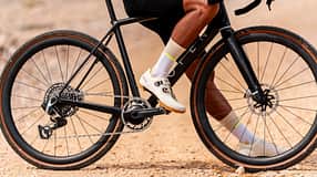 Radsportler im Gelände auf einem Gravelbike mit den neuen Sidi Ravix in "Ice White"