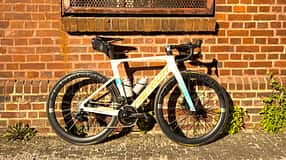 Storck Zeitjaeger 47 R Platinum,ROADBIKE Test,Seitenansicht vor Mauer im Sonnenschein